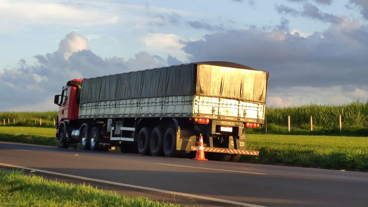 Foto 2 de 8 — Mulher cai de moto e morre atropelada por caminhão em Araraquara